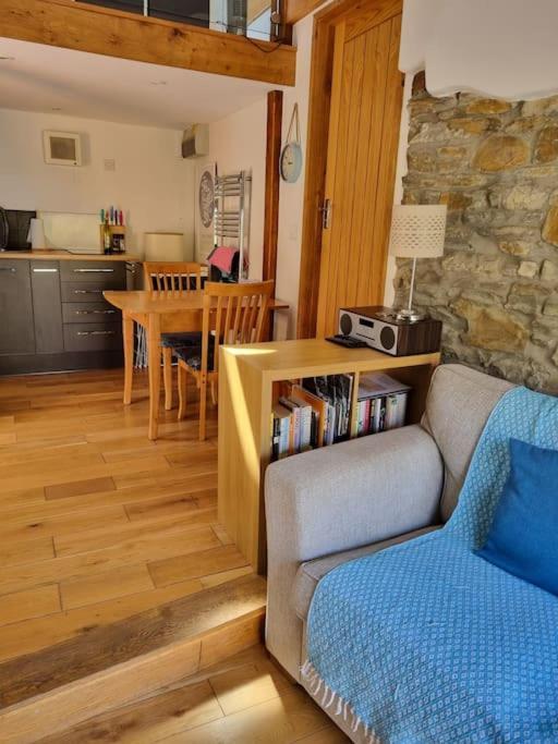 The Hide At Lemons Farm Atherington (Devon)
